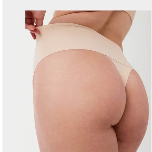 SPANXsmooth™ Undie-tectable Thong SP0115 (Medium) - Picture 2 of 4